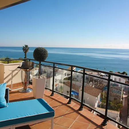 Stunning Beachfront Penthouse דירה